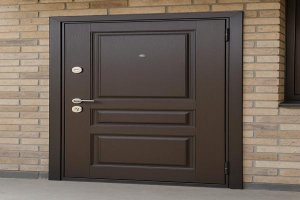 Входные металлические двери в Красноярске: особенности выбора, требования к безопасности и особенности рынка региона