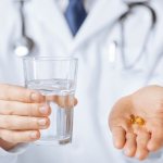 таблетки и стакан с водой у врача